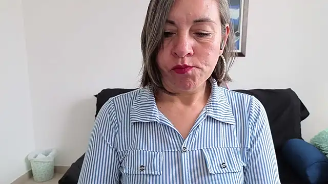 Lady breaks hearts online show from January 15, 1:48 pm