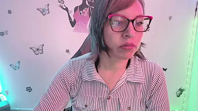 Lady breaks hearts online show from March 26, 12:44 pm