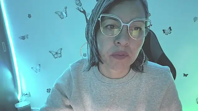 Lady breaks hearts online show from April 12, 10:31 am