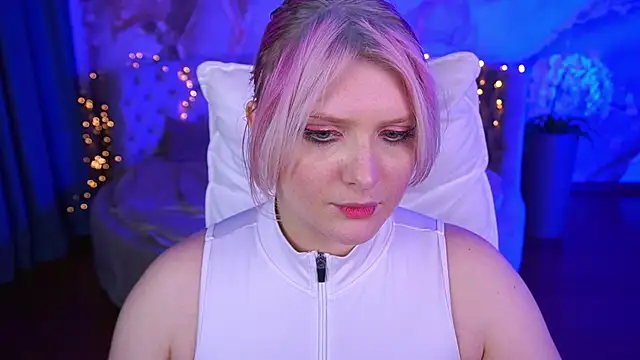 Snapshot of CoolTatis chatting on October 24, 2:35 pm CoolTatis online show from October 24, 2:35 pm