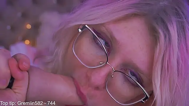 Snapshot of CoolTatis chatting on November 23, 7:35 pm CoolTatis online show from November 23, 7:35 pm