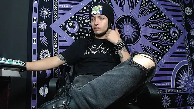Snapshot of Dicaprioo_ chatting on January 11, 12:12 am Dicaprioo online show from January 11, 12:12 am