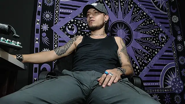 Snapshot of Dicaprioo_ chatting on February 5, 12:10 am Dicaprioo online show from February 5, 12:10 am