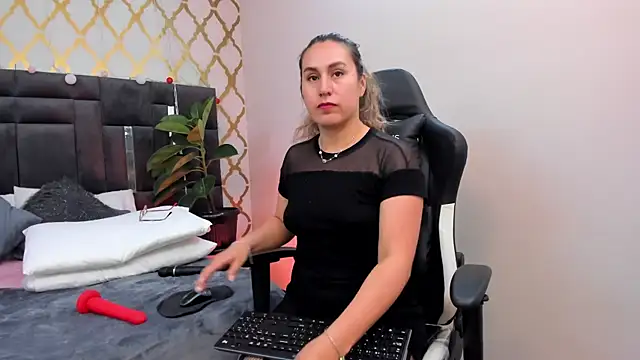 Snapshot of RubbyTaylor chatting on February 8, 8:42 pm RubbyTaylor online show from February 8, 8:42 pm