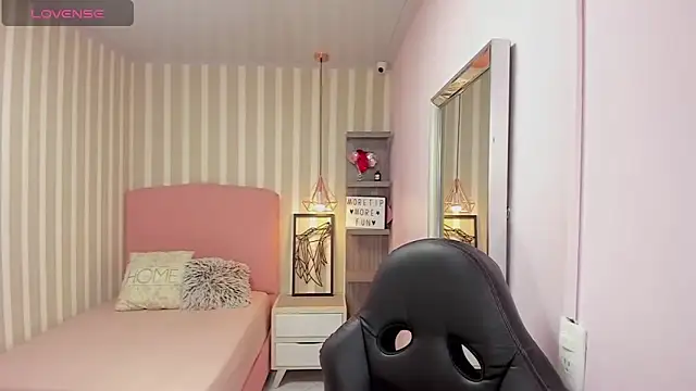 Snapshot of delilaquinn chatting on December 1, 7:19 pm delilaquinn online show from December 1, 7:19 pm