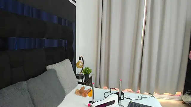 Snapshot of CahitlinBell chatting on December 13, 8:58 pm CahitlinBell online show from December 13, 8:58 pm