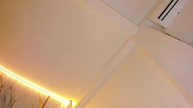 dahianthompson online show from November 6, 8:32 pm