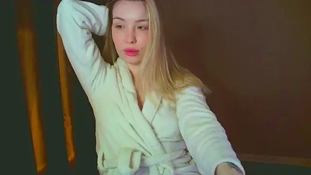 mia raspberrie online show from December 8, 8:15 pm