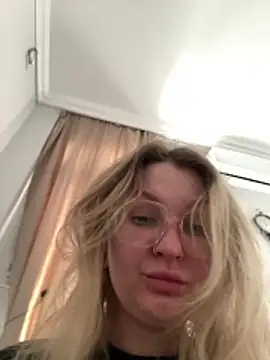 Snapshot of Teya_moon_ chatting on November 22, 8:02 am Teya moon online show from November 22, 8:02 am