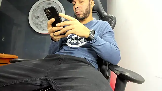 Snapshot of Bryan_Bronx chatting on March 8, 11:18 pm Bryan Bronx online show from March 8, 11:18 pm