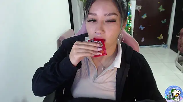 Snapshot of littleangel1_m chatting on December 22, 12:40 am littleangel1 m online show from December 22, 12:40 am