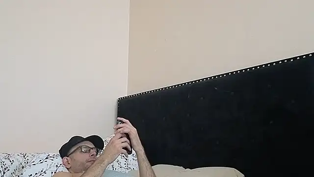 Snapshot of hailzeffn chatting on October 3, 5:10 pm hailzeffn online show from October 3, 5:10 pm