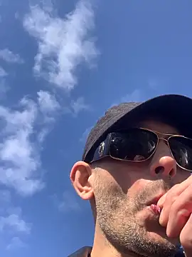 hailzeffn online show from April 7, 2:28 pm