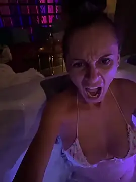 Snapshot of therealbeverlycious chatting on October 24, 10:44 am therealbeverlycious online show from October 24, 10:44 am