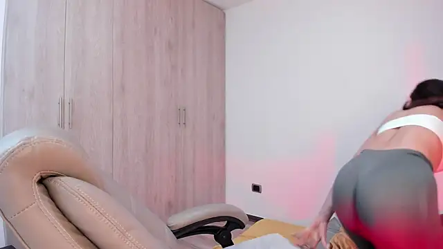 Snapshot of _miamadison chatting on October 31, 2:23 am miamadison online show from October 31, 2:23 am