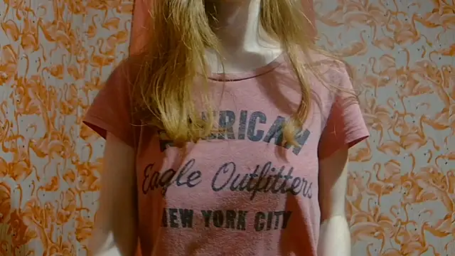 Snapshot of strawberrysmoothie chatting on December 14, 6:02 am strawberrysmoothie online show from December 14, 6:02 am