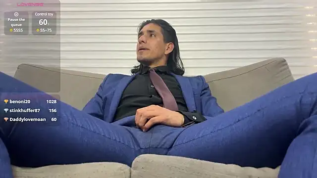 Snapshot of Tom_blunt96 chatting on February 11, 2:46 pm Tom blunt96 online show from February 11, 2:46 pm