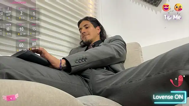 Snapshot of Tom_blunt96 chatting on February 23, 4:13 pm Tom blunt96 online show from February 23, 4:13 pm