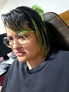 Snapshot of lucky-leah chatting on November 8, 3:39 am lucky-leah online show from November 8, 3:39 am