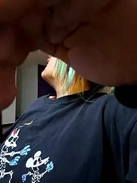 Snapshot of lucky-leah chatting on November 19, 3:06 am lucky-leah online show from November 19, 3:06 am