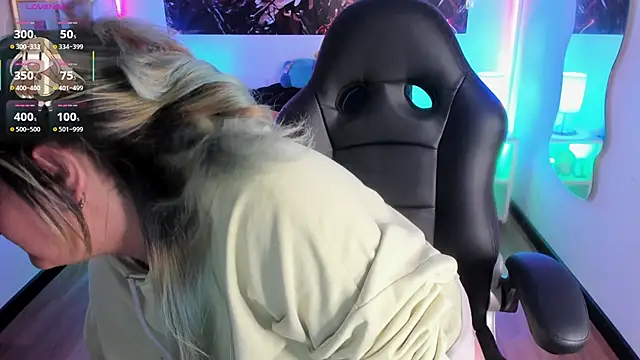 Snapshot of lucky-leah chatting on November 25, 3:50 am lucky-leah online show from November 25, 3:50 am