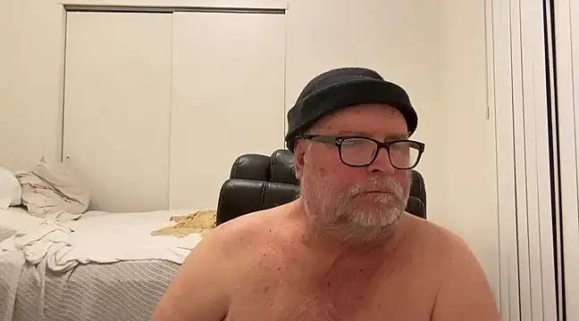 Snapshot of Drummajor chatting on December 4, 3:15 am Drummajor online show from December 4, 3:15 am