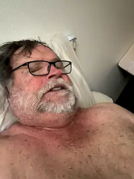 Snapshot of Drummajor chatting on November 16, 4:23 pm Drummajor online show from November 16, 4:23 pm