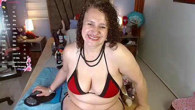 Snapshot of Nadia_84 chatting on October 16, 12:17 pm Nadia 84 online show from October 16, 12:17 pm