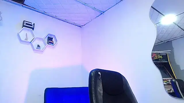 Liam lee online show from December 5, 12:22 pm