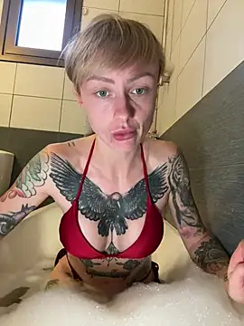 Snapshot of haileyhope_ chatting on January 4, 2:25 pm haileyhope  online show from January 4, 2:25 pm