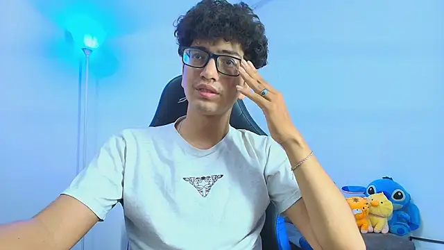 Snapshot of TylerWhite_ chatting on November 19, 3:17 am TylerWhite online show from November 19, 3:17 am