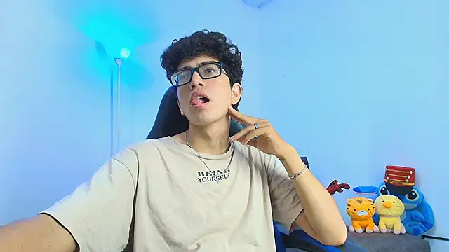 Snapshot of TylerWhite_ chatting on December 2, 5:57 am TylerWhite online show from December 2, 5:57 am