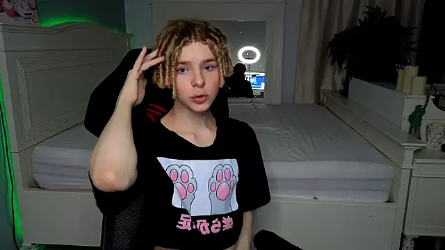 Snapshot of Kudi_Minnt chatting on March 1, 8:11 pm Kudi Minnt online show from March 1, 8:11 pm