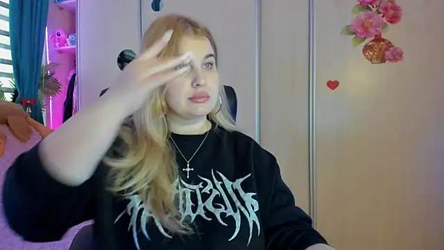 CoraSwon online show from February 19, 7:04 am