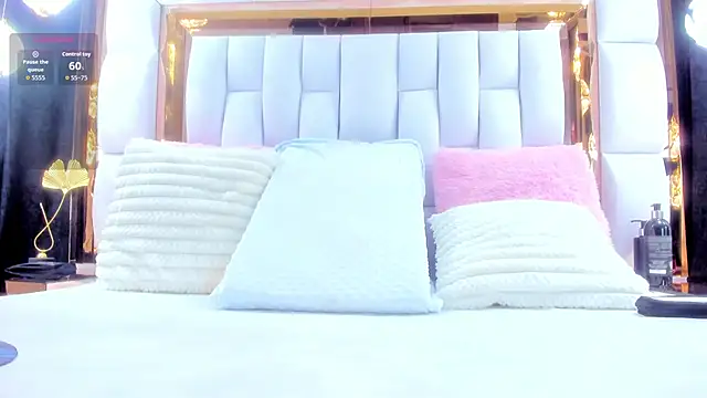 Snapshot of RileySweett chatting on November 23, 11:43 am RileySweett online show from November 23, 11:43 am