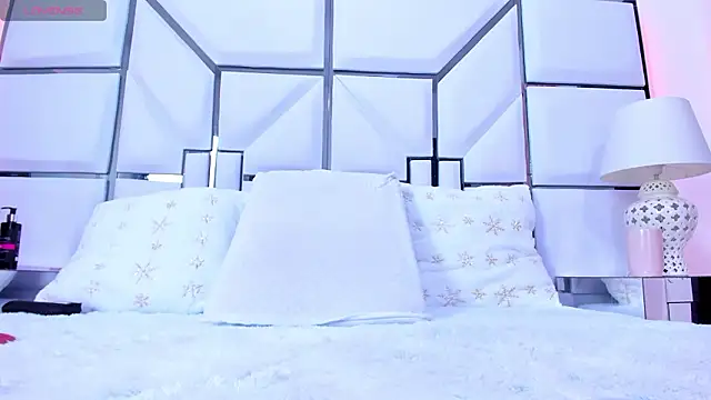 Snapshot of RileySweett chatting on January 15, 11:48 am RileySweett online show from January 15, 11:48 am