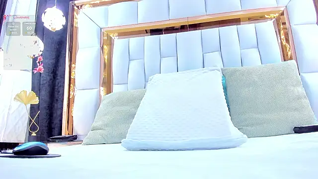 Snapshot of RileySweett chatting on February 5, 11:48 am RileySweett online show from February 5, 11:48 am