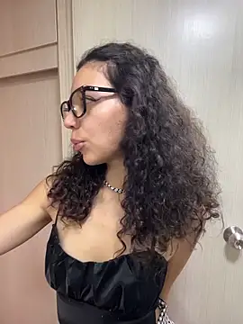 uniquerossie online show from March 7, 8:33 am