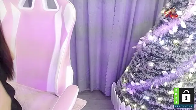 Snapshot of San___San chatting on December 10, 1:44 pm San San online show from December 10, 1:44 pm