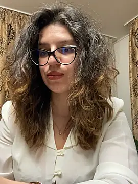 NadiraNoor online show from March 4, 9:10 pm