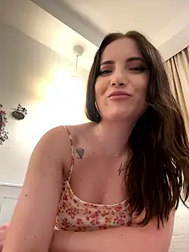 Snapshot of AvaGianna chatting on December 6, 5:33 pm AvaGianna online show from December 6, 5:33 pm