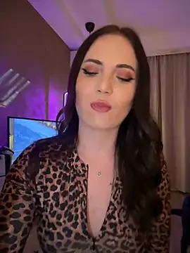 Snapshot of AvaGianna chatting on January 5, 8:00 pm AvaGianna online show from January 5, 8:00 pm