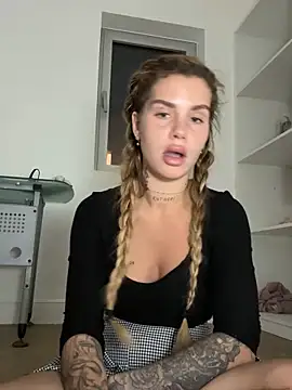 EmiliaCatalina online show from November 1, 5:09 am