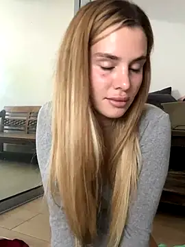 EmiliaCatalina online show from December 4, 8:28 pm