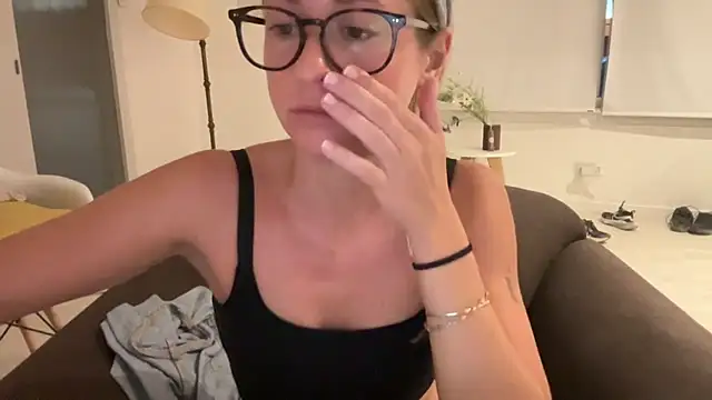 Snapshot of Aggbb chatting on March 6, 10:09 am Aggbb online show from March 6, 10:09 am