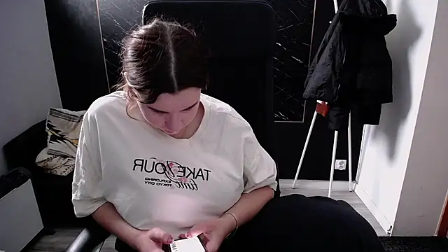 Snapshot of littleviki7 chatting on November 24, 11:21 am littleviki7 online show from November 24, 11:21 am