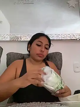 emmyjhonson07 online show from December 2, 2:30 pm