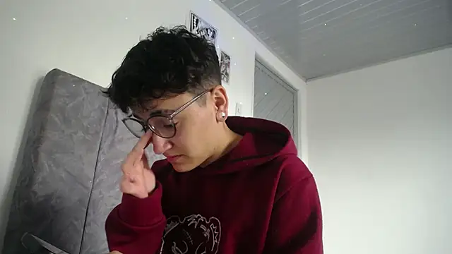 linda 33 online show from March 30, 5:25 pm