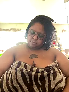 Snapshot of kweenxkarma chatting on October 6, 10:07 pm kweenxkarma online show from October 6, 10:07 pm