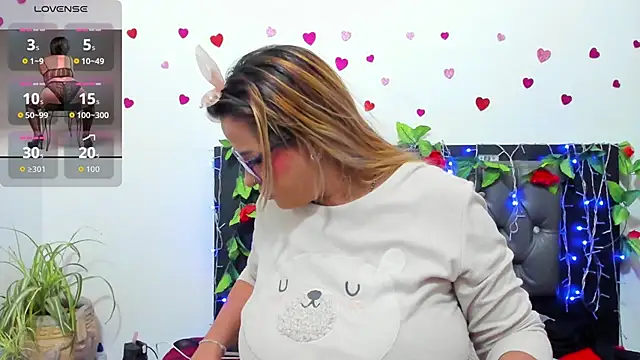 Snapshot of hazel_34 chatting on November 12, 8:26 am hazel 34 online show from November 12, 8:26 am